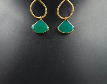 Orecchini di design con loto in onice verde e martellato / 62x22mm Orecchini fatti a mano placcati in oro 22kt / Orecchini da festa / Orecchini da damigella d'onore / Regalo