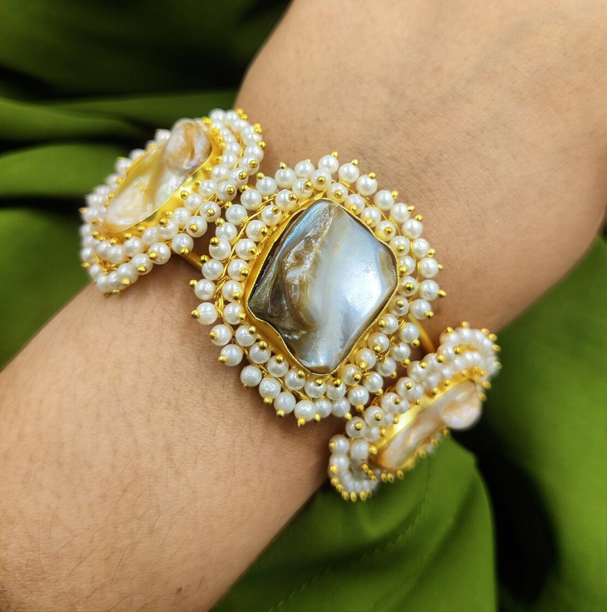 ■VINTAGE HOLLYWOOD■ Baroque Pearl Matte Bracelet VH239OBR0 Baroque Pearl Cuff Bracelet / Matte Gold Tone Pearl Cluster