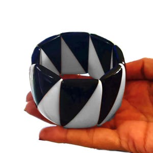 Pulsera elástica de resina en blanco y negro, brazalete triangular de resina de diseñador hecho a mano, brazalete de fiesta en blanco y negro, regalo de dama de honor
