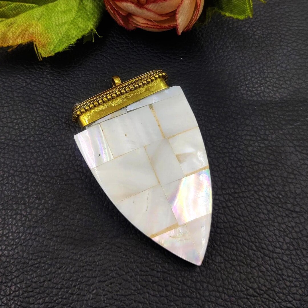 White Shell Arrow Head 68x40mm Brass Natural White Mother of Pearl & Bone Arrowhead Pendant ...