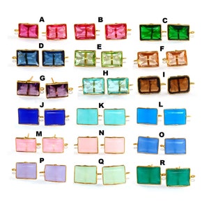 Puede incluir: Surtido de 18 pares de cierres de pendientes dorados con varias piedras rectangulares de vidrio de colores. Las piedras son en tonos de rosa, verde, azul, morado, marrón y transparente.