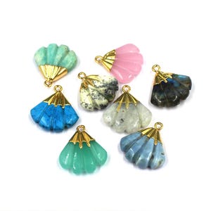 Peut inclure: Huit pendentifs en forme de coquille plaqués or avec des pierres précieuses de différentes couleurs. Les pierres précieuses comprennent la turquoise, le vert, le rose, le bleu, le blanc et le gris.