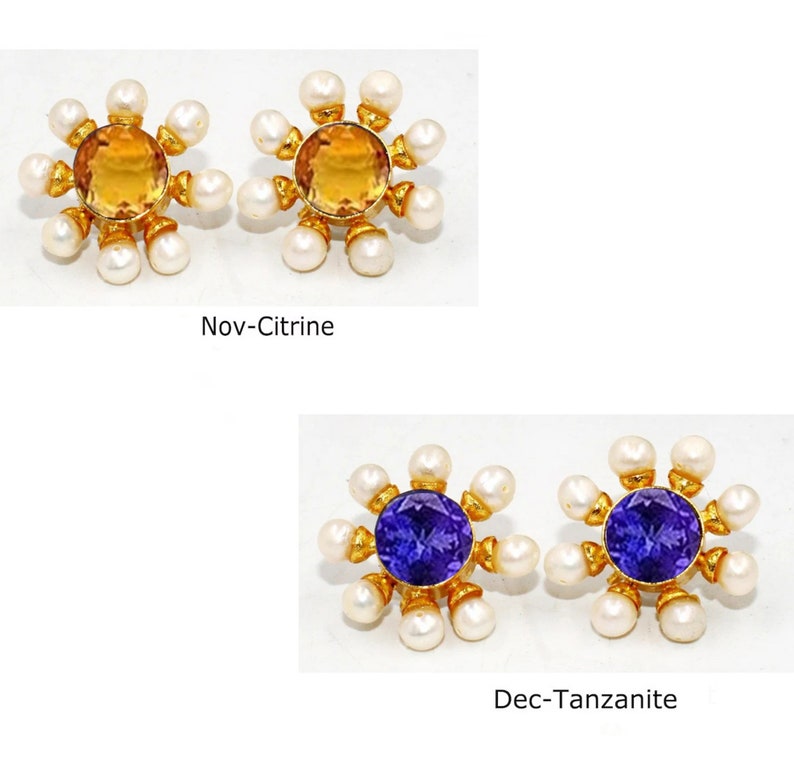 Peut inclure: Deux paires de boucles d'oreilles avec un sertissage en or et une pierre pr&eacute;cieuse ronde entour&eacute;e de perles. La premi&egrave;re paire pr&eacute;sente une pierre pr&eacute;cieuse citrine jaune et la deuxi&egrave;me paire pr&eacute;sente une pierre pr&eacute;cieuse tanzanite violette. Les boucles d'oreilles sont &eacute;tiquet&eacute;es "Nov-Citrine" et "Dec-Tanzanite".