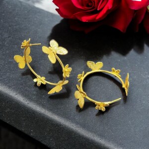 Pendientes de aro con mariposa y flor, 51 mm, chapados en oro de 22k, pendientes de aro florales hechos a mano, pendientes de boda de diseño, joyería para damas de honor, idea de regalo. imagen 5