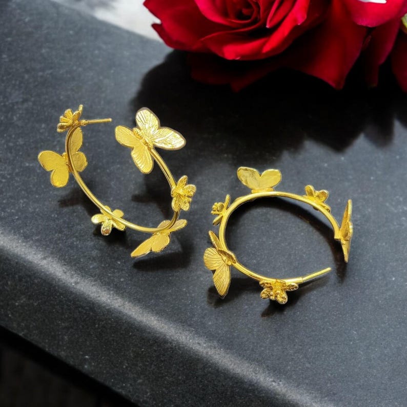 Pendientes de aro con mariposa y flor, 51 mm, chapados en oro de 22k, pendientes de aro florales hechos a mano, pendientes de boda de diseño, joyería para damas de honor, idea de regalo. imagen 5