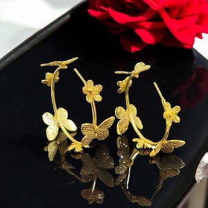 Pendientes de aro con mariposa y flor, 51 mm, chapados en oro de 22k, pendientes de aro florales hechos a mano, pendientes de boda de diseño, joyería para damas de honor, idea de regalo. imagen 4