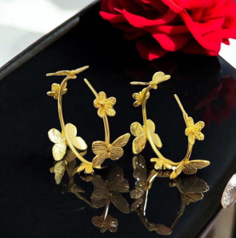 Pendientes de aro con mariposa y flor, 51 mm, chapados en oro de 22k, pendientes de aro florales hechos a mano, pendientes de boda de diseño, joyería para damas de honor, idea de regalo. imagen 4