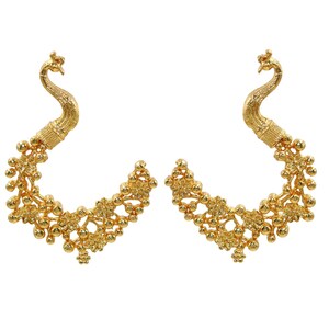 Puede incluir: Un par de pendientes de pavo real de tono dorado con un diseño floral. Los pendientes están hechos de metal y tienen un diseño de pavo real con un patrón floral.