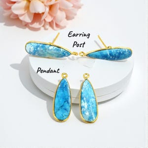 Puede incluir: Pendientes y colgantes con borde dorado. Los pendientes son de color azul claro con vetas blancas. Los colgantes tienen forma de lágrima, también azul claro con vetas blancas. Las palabras "Earring Post" y "Pendant" están escritas en la imagen.