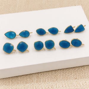 Postes para pendientes de jade azul verdoso de múltiples formas / Postes para pendientes de piedras preciosas engastadas en bisel, chapados en oro de 22 quilates, hechos a mano / Accesorios para la fabricación de joyas DIY, estilo boho