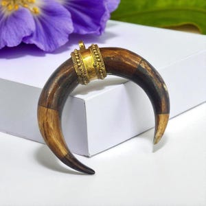 74 mm brunt buffelbenshalsband med halvmånehorn | Handgjort boho tribal etniskt hänge | Stora boho smycken med benhorn | DIY smyckesleverans