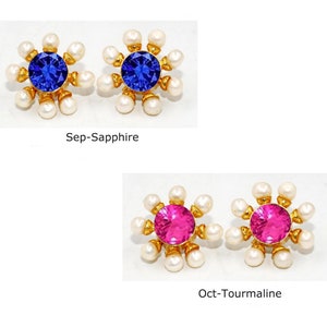 Peut inclure: Deux paires de boucles d'oreilles avec un motif floral. Les boucles d'oreilles sont en or et ont un saphir bleu et une tourmaline rose au centre. Chaque boucle d'oreille est entour&eacute;e d'un cercle de perles blanches.