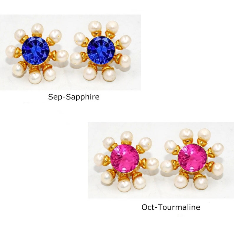 Peut inclure: Deux paires de boucles d'oreilles avec un motif floral. Les boucles d'oreilles sont en or et ont un saphir bleu et une tourmaline rose au centre. Chaque boucle d'oreille est entour&eacute;e d'un cercle de perles blanches.