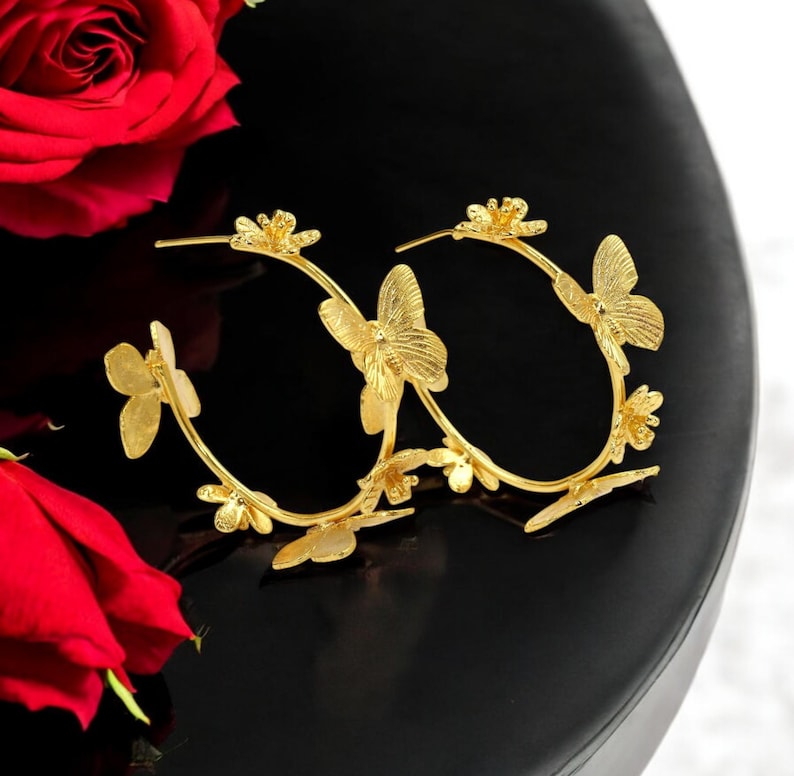 Pendientes de aro con mariposa y flor, 51 mm, chapados en oro de 22k, pendientes de aro florales hechos a mano, pendientes de boda de diseño, joyería para damas de honor, idea de regalo. imagen 1