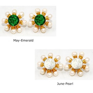 Peut inclure: Deux paires de boucles d'oreilles en or avec un centre de perle et de pierre pr&eacute;cieuse. La premi&egrave;re paire a un centre d'&eacute;meraude verte et la deuxi&egrave;me paire a un centre de perle blanche. Les deux paires ont un motif de fleur avec des perles blanches autour de la pierre centrale. Le texte "May-Emerald" et "June-Pearl" est sous les boucles d'oreilles.
