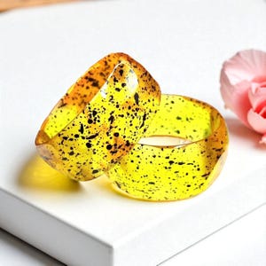 Brazalete de resina amarilla con salpicaduras negras: pulsera llamativa hecha a mano: brazalete de resina de color amarillo brillante con detalles de salpicaduras negras, idea de regalo.