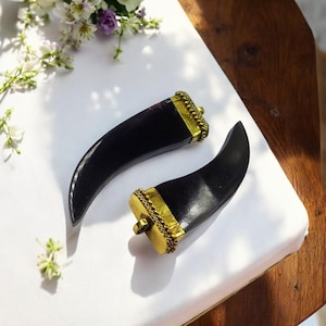 Colgante de cuerno de búfalo negro de 72 mm de origen ético con tapa de latón – Colgante de cuerno tribal bohemio – Idea de regalo hecha a mano para joyería DIY