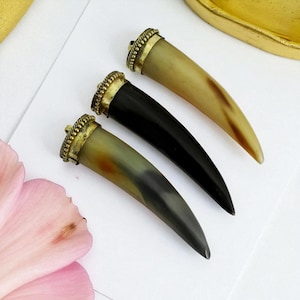 Colgante de cuerno de búfalo sombreado de 99 mm de origen ético, color crema y negro, estilo bohemio, con tapa de latón, suministros para la fabricación de joyas DIY.