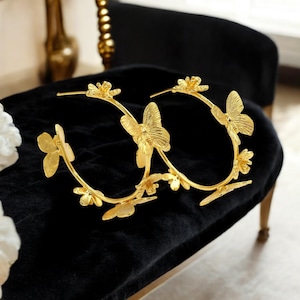 Pendientes de aro con mariposa y flor, 51 mm, chapados en oro de 22k, pendientes de aro florales hechos a mano, pendientes de boda de diseño, joyería para damas de honor, idea de regalo. imagen 2