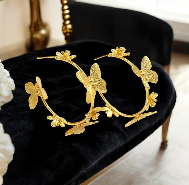 Pendientes de aro con mariposa y flor, 51 mm, chapados en oro de 22k, pendientes de aro florales hechos a mano, pendientes de boda de diseño, joyería para damas de honor, idea de regalo. imagen 2