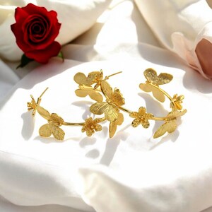 Pendientes de aro con mariposa y flor, 51 mm, chapados en oro de 22k, pendientes de aro florales hechos a mano, pendientes de boda de diseño, joyería para damas de honor, idea de regalo. imagen 3