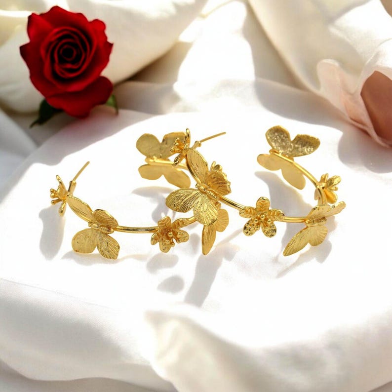 Pendientes de aro con mariposa y flor, 51 mm, chapados en oro de 22k, pendientes de aro florales hechos a mano, pendientes de boda de diseño, joyería para damas de honor, idea de regalo. imagen 3