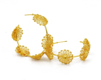 Echtes Gold überzogene Blumen-Creolen | 55mm Handgefertigte Florale Creolen | Designer Hochzeits-Ohrringe | Brautjungfer Schmuck | Geschenk für sie