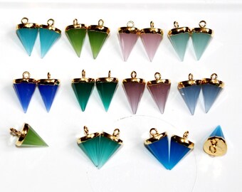 Puede incluir: Una colección de 18 colgantes de cono de piedra preciosa chapados en oro. Los colgantes son de varios colores, incluyendo azul, verde, rosa y morado. Cada colgante tiene un bucle dorado en la parte superior para sujetarlo a un collar o pulsera.