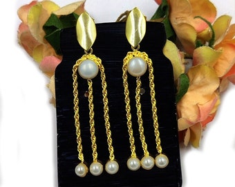 Pendientes de hojas de diseñador de perlas de agua dulce y concha / Pendientes de cadena hechos a mano chapados en oro de 22kt de 71x13 mm / Pendientes de perlas de dama de honor / Idea de regalo