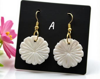 Boucles D'Oreilles Dormeuses Plaqué Or Avec Pendentif Nacre Sculpté - Neuf Avec Étiquettes