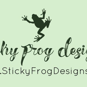 Peut inclure: Une silhouette de grenouille verte saute au-dessus du texte "sticky frog designs" et de l'adresse du site Web "www.StickyFrogDesigns.com".