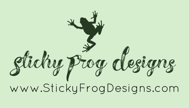 Peut inclure: Une silhouette de grenouille verte saute au-dessus du texte "sticky frog designs" et de l'adresse du site Web "www.StickyFrogDesigns.com".