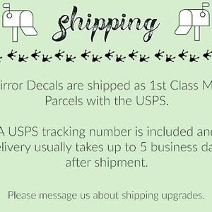 Op de afbeelding: Lichtgroene achtergrond met het woord 'verzending' in een cursief lettertype. De afbeelding bevat twee brievenbusillustraties en tekst waarin staat dat spiegelstickers via USPS worden verzonden met tracking en levering binnen 5 werkdagen.