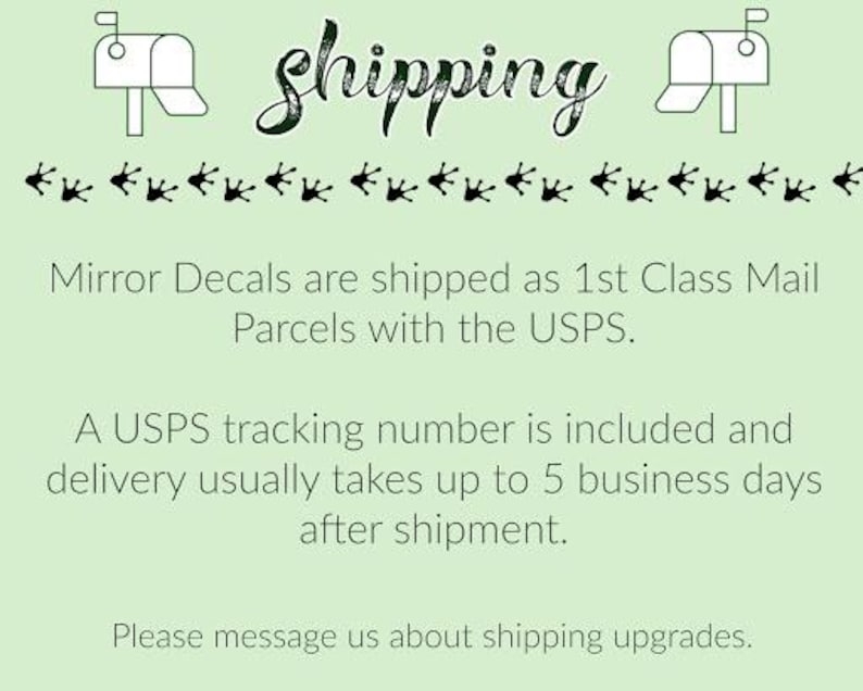 Op de afbeelding: Lichtgroene achtergrond met het woord 'verzending' in een cursief lettertype. De afbeelding bevat twee brievenbusillustraties en tekst waarin staat dat spiegelstickers via USPS worden verzonden met tracking en levering binnen 5 werkdagen.