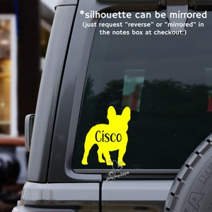 Puede incluir: Silueta amarilla de un Bulldog Franc&eacute;s con el nombre "Cisco" escrito dentro de la silueta. La silueta est&aacute; en una ventana de coche negro. El texto "*silueta se puede reflejar (solo solicita "invertir" o "reflejar" en el cuadro de notas al finalizar la compra.)" est&aacute; por encima de la silueta.