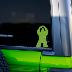 Calcomanía de Sasquatch pequeño - Pegatina de Pie Grande - Calcomanía de huevo de Pascua escondido - Adhesivo de vinilo para ventana con manitas de Sasquatch en forma de corazón - Regalo de Sasquatch imagen 5