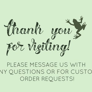 Puede incluir: Una tarjeta de agradecimiento verde con una silueta de rana. La tarjeta dice "&iexcl;Gracias por visitarnos!" y "&iexcl;Por favor, cont&aacute;ctanos para cualquier pregunta o para pedidos personalizados!"