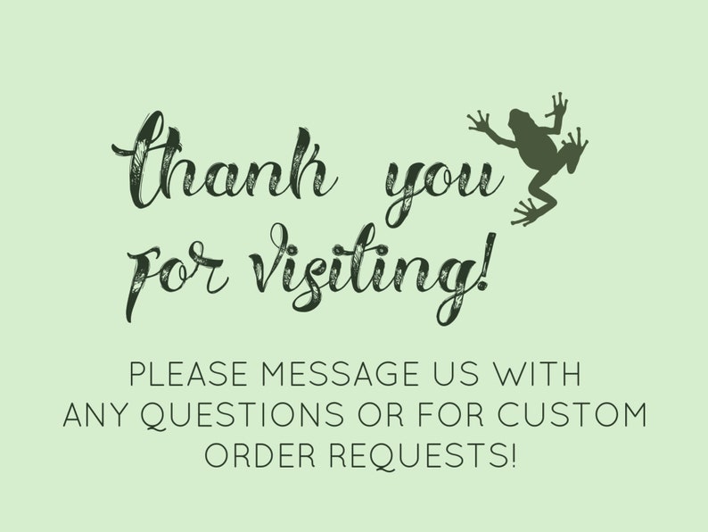 Puede incluir: Una tarjeta de agradecimiento verde con una silueta de rana. La tarjeta dice "&iexcl;Gracias por visitarnos!" y "&iexcl;Por favor, cont&aacute;ctanos para cualquier pregunta o para pedidos personalizados!"