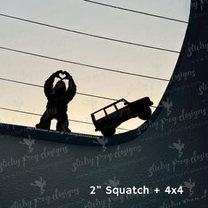 Calcomanía de Sasquatch pequeño - Pegatina de Pie Grande - Calcomanía de huevo de Pascua escondido - Adhesivo de vinilo para ventana con manitas de Sasquatch en forma de corazón - Regalo de Sasquatch imagen 2