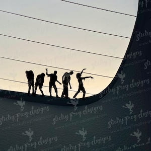 Peut inclure: Silhouette de cinq personnages en poses variées, ressemblant à des zombies, marchant sur une surface incurvée. L'arrière-plan présente un dégradé de couleurs claires et des lignes horizontales, avec le texte "Sticky Frog Designs" répété.