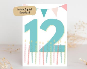 Op de afbeelding: Een printbare verjaardagskaart met een turquoise nummer 12 en een rij pastelkleurige kaarsen. De kaart heeft bovenaan een banner van roze, witte en turquoise driehoeken.