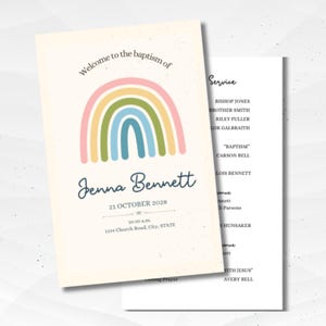 Pode incluir: Convite de batismo com um design de arco-íris em cores pastel. O convite diz "Welcome to the baptism of Jenna Bennett" com a data e hora. Os detalhes do serviço estão listados à direita.