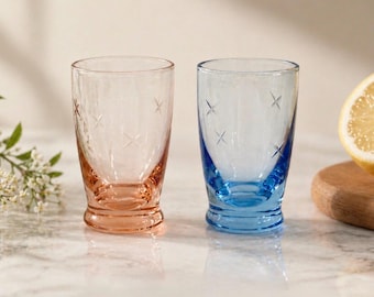 Vasos de chupito vintage con diseño de estrella, juego de 2 / Cristal rosa palo y azul cobalto / Artículos de bar de mediados de siglo