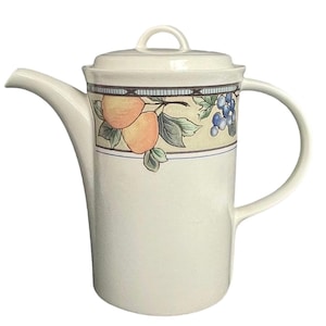 Cafetera Mikasa vintage con tapa – Diseño Garden Harvest Intaglio CAC29 – Motivo frutal – Gres