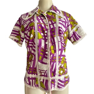 Vintage Lounging Top Kurzarm, Spitze & Blumenmuster — 1970er Jahre Lila und Grün, Psychedelic 70s Fashion Bluse, Pyjama, Größe M / L