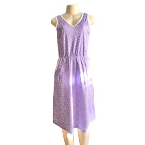 Vintage 80er Jahre HomeWear Kleid – Lila/Weiße Floral Loungewear mit Taschen – Größe S – 80er Jahre Retro Sommerkleid