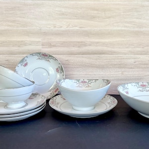 Servizio da tavola vintage Mikasa, modello San Valentino – Rose rosa, decorazioni a volute grigie, finiture argentate – Scegli tra: tazza con piattino e piedistallo, salsiera, ciotola da portata da 23 cm.