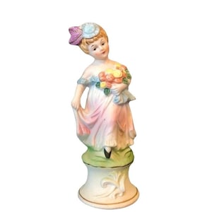 Figura de dama de bisque vintage – Mujer de cerámica pintada a mano con flores – Decoración colonial campestre – Hecha en Taiwán