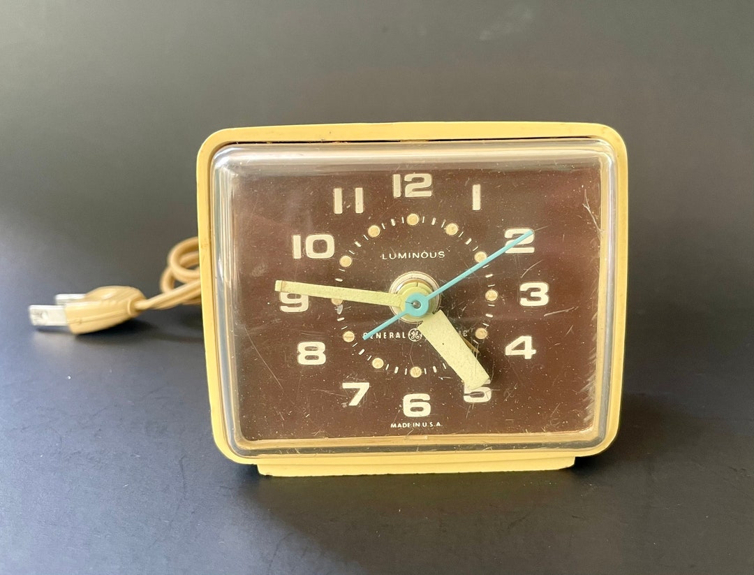 Vintage Luminous General Electric Table Clock Model 7371 Vintage