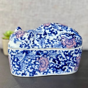 Vintage Chinoiserie Cat Trinket Box – Blue & White Porcelain Jewelry Box with Pink Floral Design – 1970s Made in China